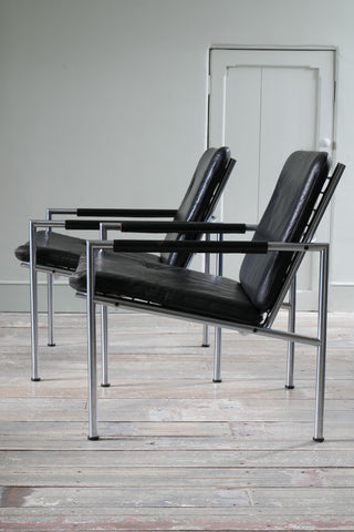 A Pair of SZ02 Lounge Chairs by Martin Visser