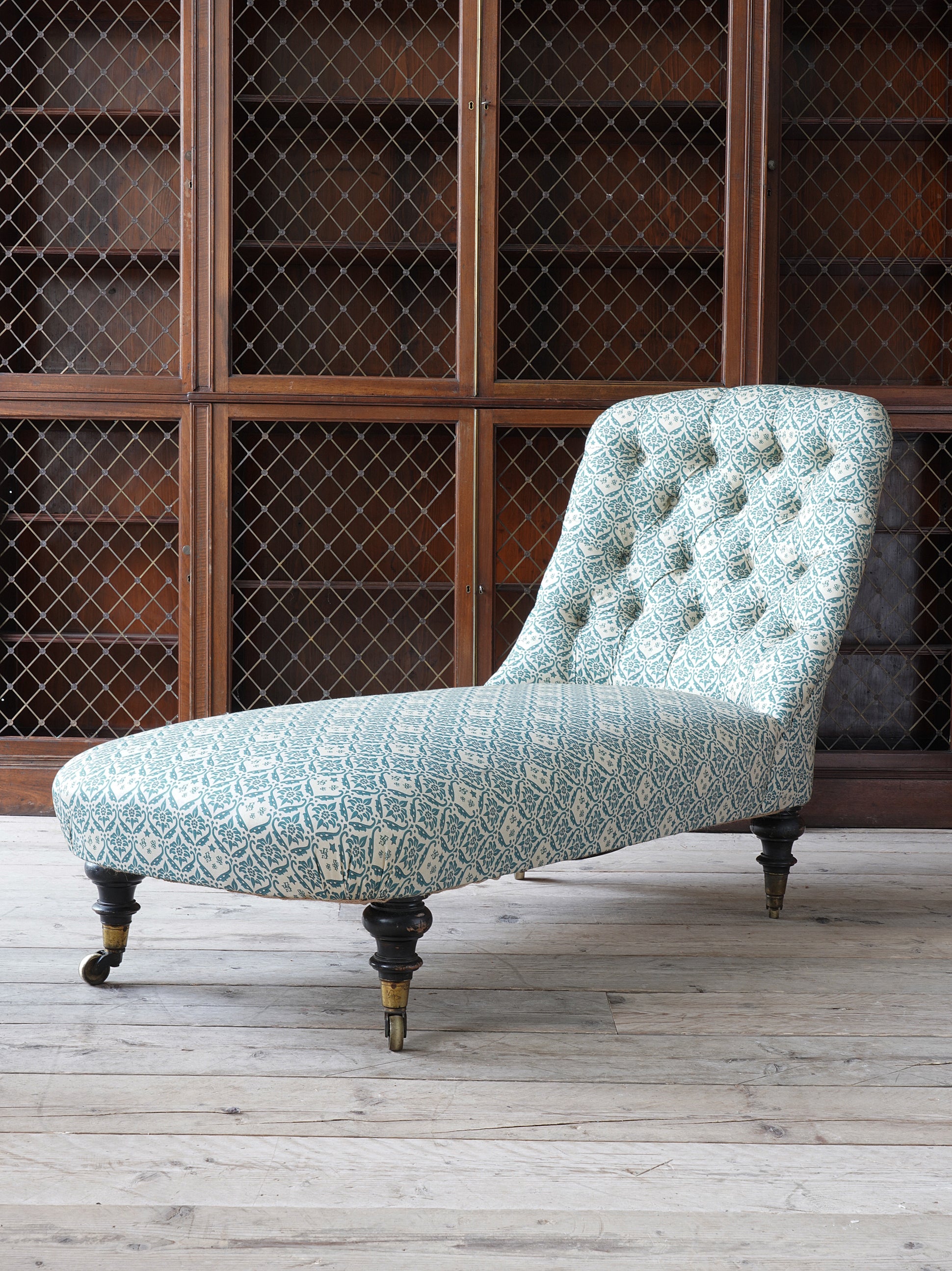 A Howard & Sons Chaise Longue